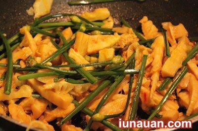Ảnh minh họa 8 - Ngon miệng, đưa cơm với món măng tươi xào bông hẹ !