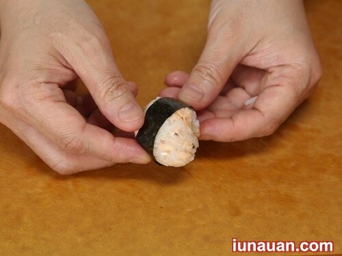 Ảnh minh họa 7 - Vừa ngon vừa lạ với món cơm nắm cá hồi siêu đơn giản !