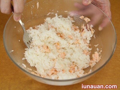 Ảnh minh họa 5 - Vừa ngon vừa lạ với món cơm nắm cá hồi siêu đơn giản !