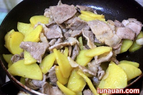 Ảnh minh họa 7 - Cách làm món thịt thăn xào khoai tây cực đơn giản ngon cơm !