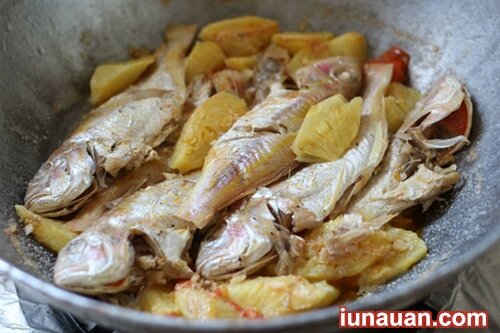 Ảnh minh họa 6 - Đậm đà thơm ngọt món cá hồng kho dứa siêu ngon, siêu dễ !