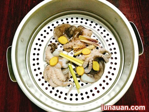 Ảnh minh họa 5 - Trời nắng nóng mà làm món bạch tuộc chua chua cay cay kiểu này thì cả nhà sẽ thích mê cho mà xem !