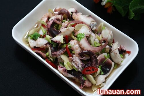 Ảnh minh họa 10 - Trời nắng nóng mà làm món bạch tuộc chua chua cay cay kiểu này thì cả nhà sẽ thích mê cho mà xem !