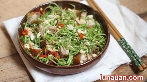 Ảnh minh họa 2 - Ứa nước miếng với món gỏi rau muống heo quay vừa ngon vừa ngậy thơm !