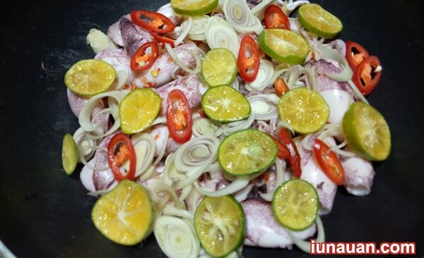 Ảnh minh họa 9 - Ngon không cưỡng nổi với món mực baby trộn sả tắc cực đơn giản !