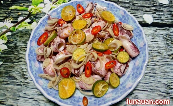 Ảnh minh họa 2 - Ngon không cưỡng nổi với món mực baby trộn sả tắc cực đơn giản !