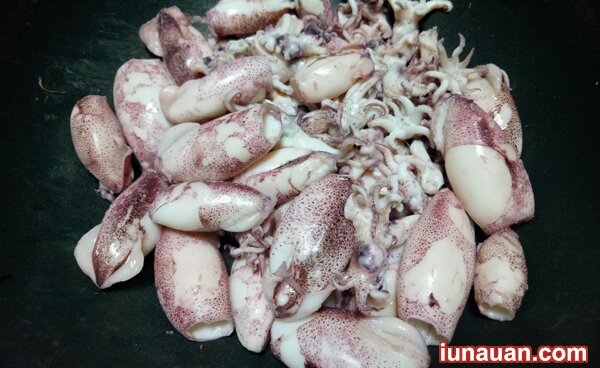 Ảnh minh họa 5 - Ngon không cưỡng nổi với món mực baby trộn sả tắc cực đơn giản !