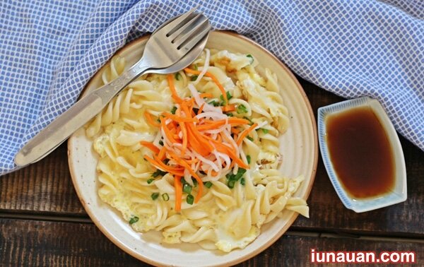 Ảnh minh họa 2 - Lạ mà ngon với cách làm nui chiên trứng cực đơn giản !