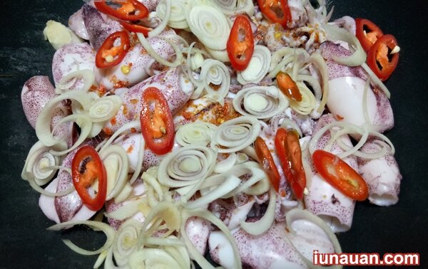 Ảnh minh họa 8 - Ngon không cưỡng nổi với món mực baby trộn sả tắc cực đơn giản !