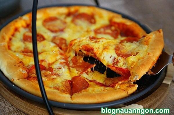 Ảnh minh họa 11 - Cuối tuần rảnh rỗi tự làm ngay món pizza xúc xích ngon tuyệt cả nhà cùng mê!