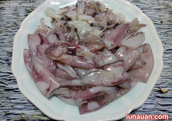 Ảnh minh họa 3 - Ngon không cưỡng nổi với món mực baby trộn sả tắc cực đơn giản !