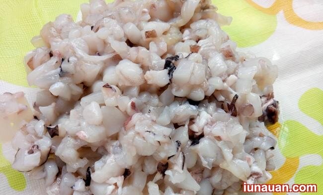 Ảnh minh họa 3 - Hướng dẫn cách làm món chả mực cuộn lá lốt nướng ngon tuyệt cú mèo cho cả nhà mê mẩn