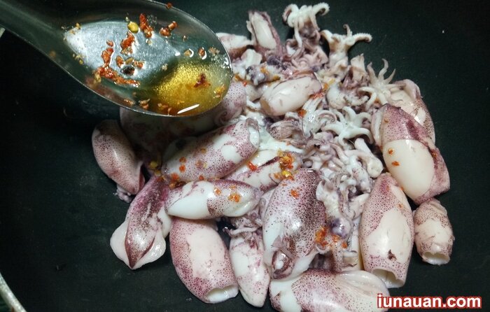 Ảnh minh họa 7 - Ngon không cưỡng nổi với món mực baby trộn sả tắc cực đơn giản !